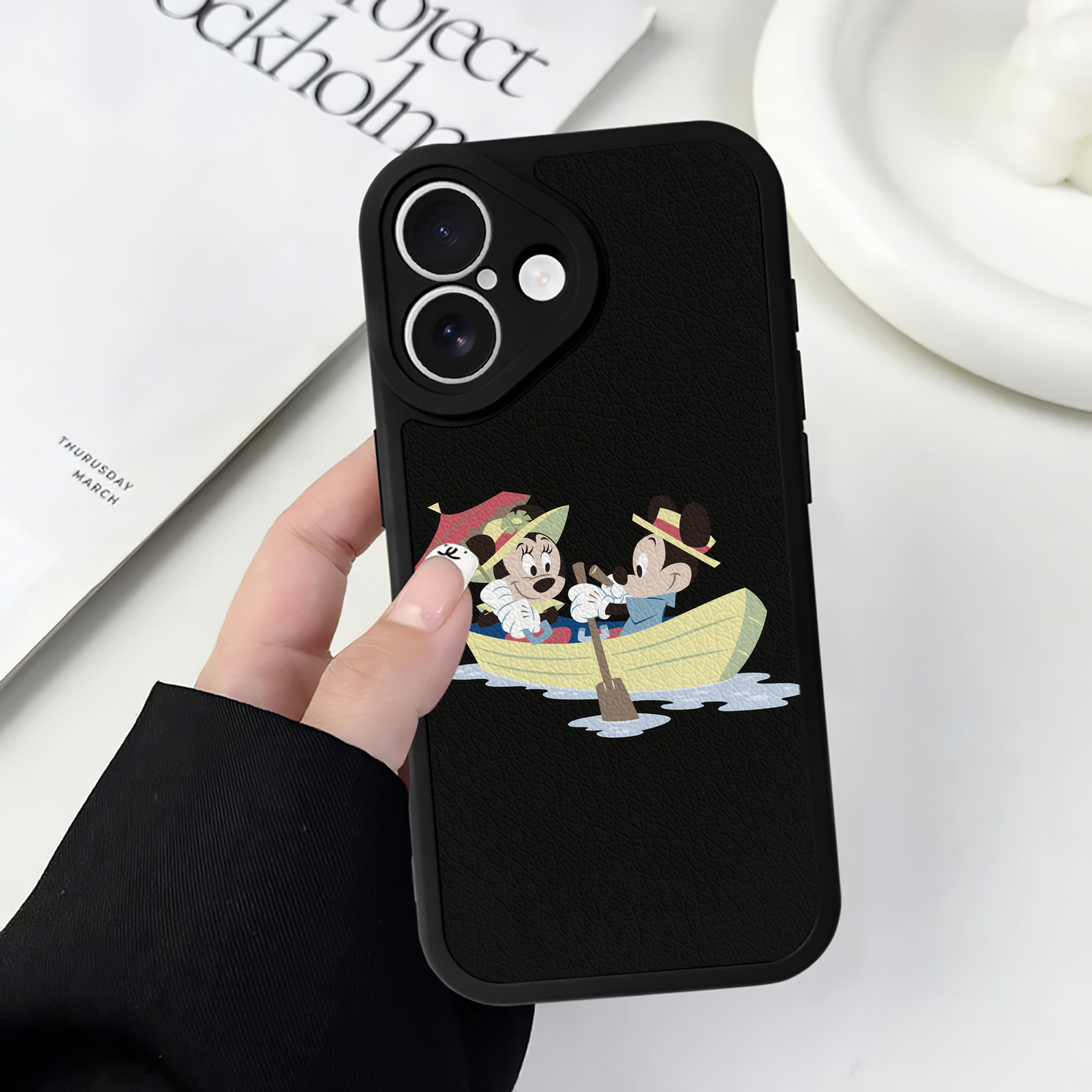 （画像用） ミッキーマウス Mickey Mouse 【iPhone 16シリーズ対応】シリコンスマホケース（レザー調） 材質：シリコン